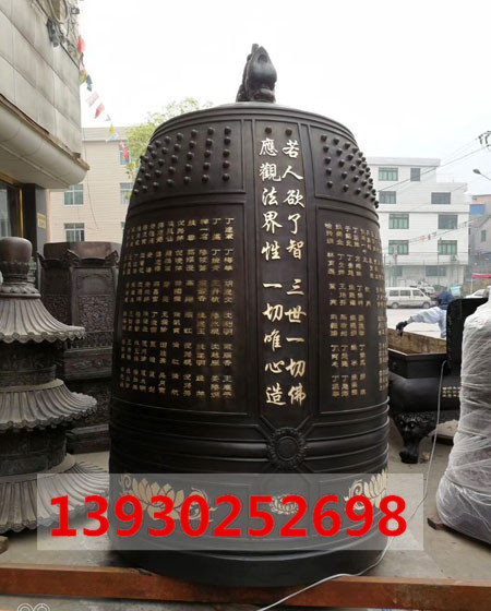 高3.6米的大铜钟坐落新疆维吾尔族